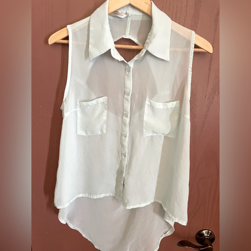 🦋 2 / $27 🦋 Light & Sheer Large Mint Green Sleeveless. A cut-Out on the back.